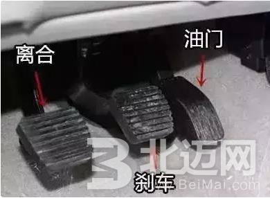 為什么汽車剎車踏板和油門踏板不在一個(gè)平面