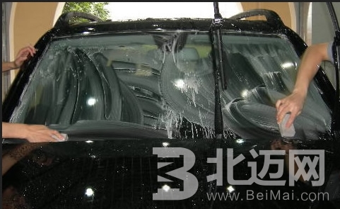 汽車玻璃用什么清洗 汽車玻璃如何清洗 