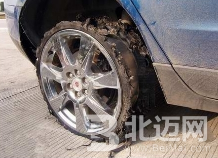 汽車為什么會(huì)爆胎遇到這種情況一定不要慌，撥打救援最重要